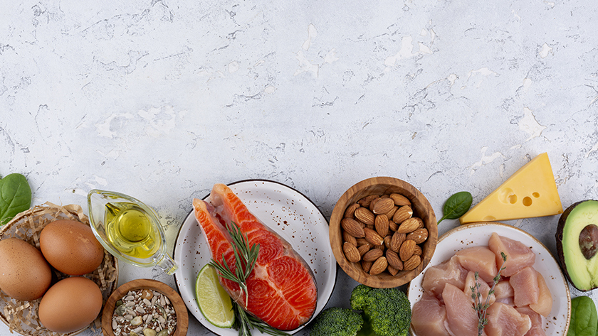 Un equipo de nutricionistas colaborando en una oficina moderna.